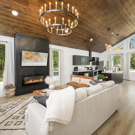 New Farmhouse-Chic Cabin With Hot Tub & Firepit Broken Bow Exterior photo