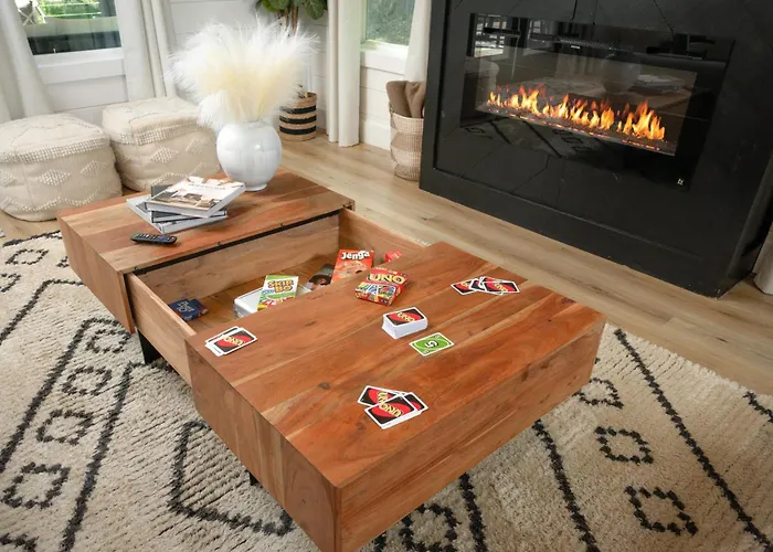 New Farmhouse-Chic Cabin With Hot Tub & Firepit