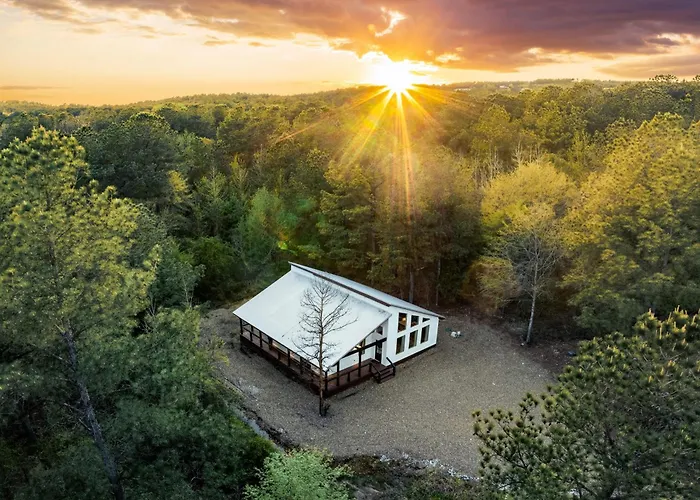 New Farmhouse-Chic Cabin With Hot Tub & Firepit