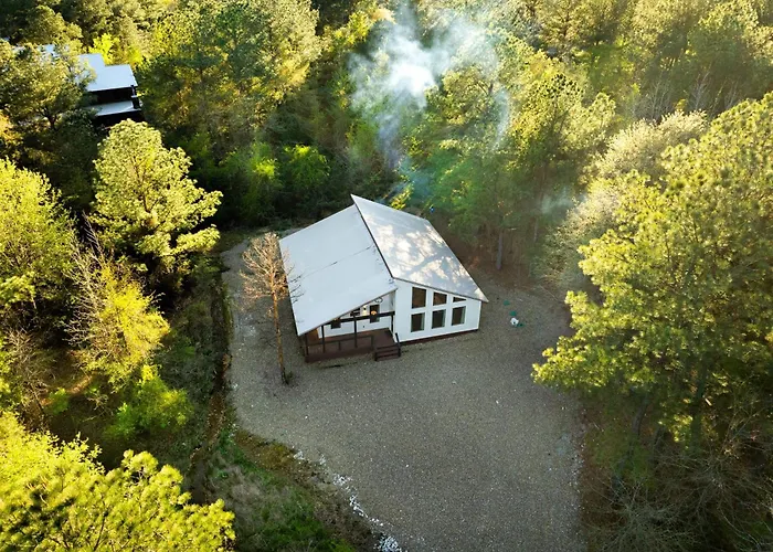 New Farmhouse-Chic Cabin With Hot Tub & Firepit