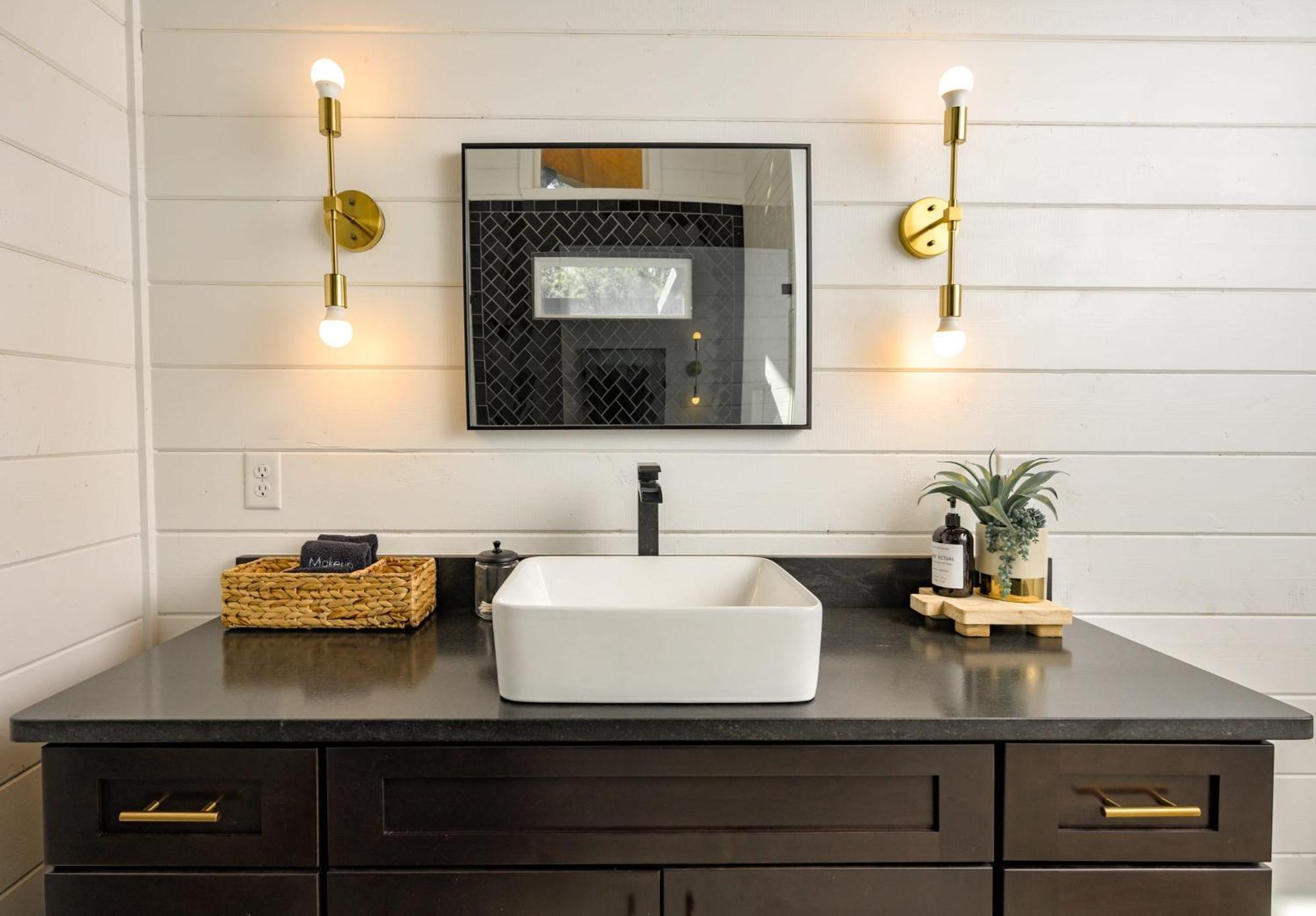 New Farmhouse-chic With Hot Tub & Firepit Holiday home