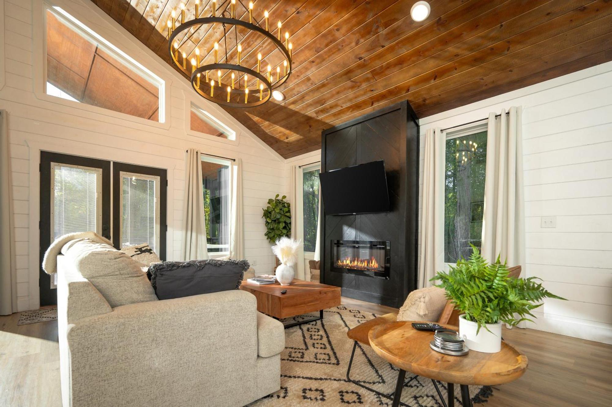 New Farmhouse-chic With Hot Tub & Firepit Holiday home