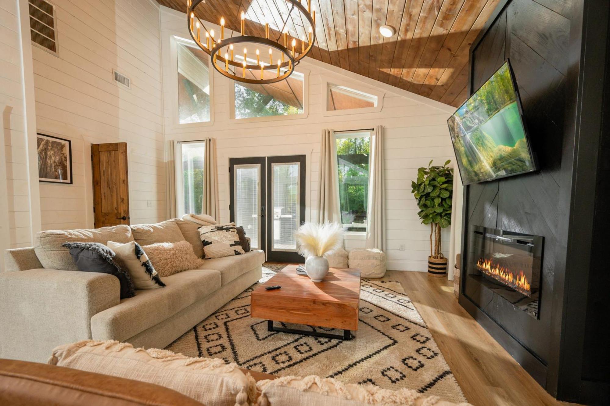 New Farmhouse-chic With Hot Tub & Firepit Сasa de vacaciones