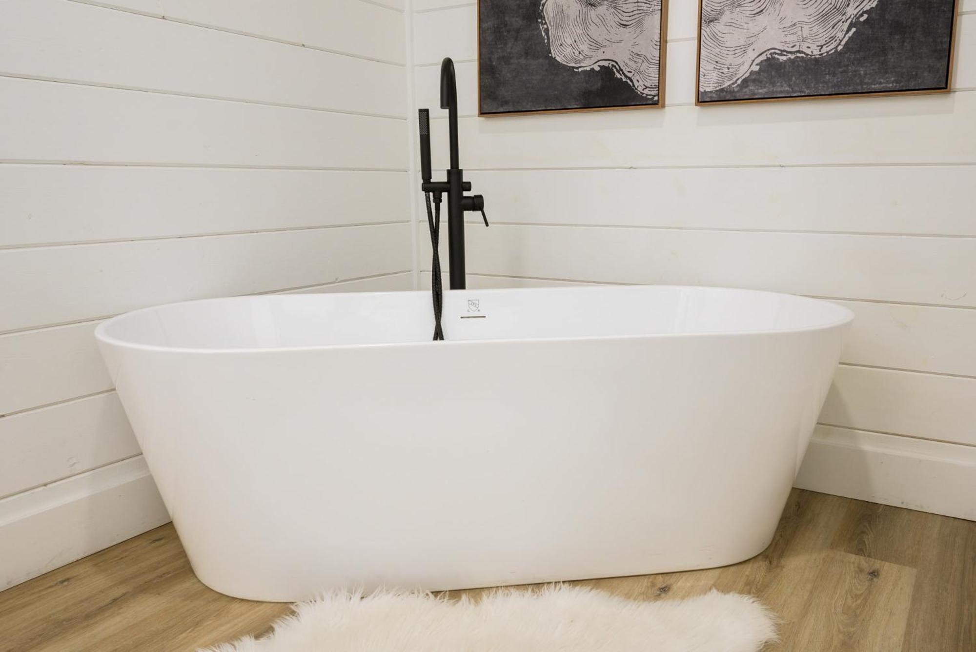 New Farmhouse-chic With Hot Tub & Firepit