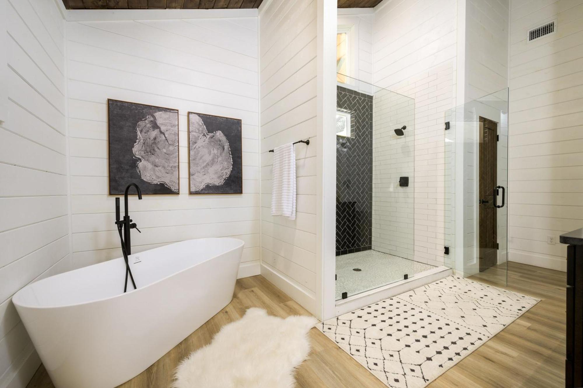 New Farmhouse-chic With Hot Tub & Firepit * Broken Bow