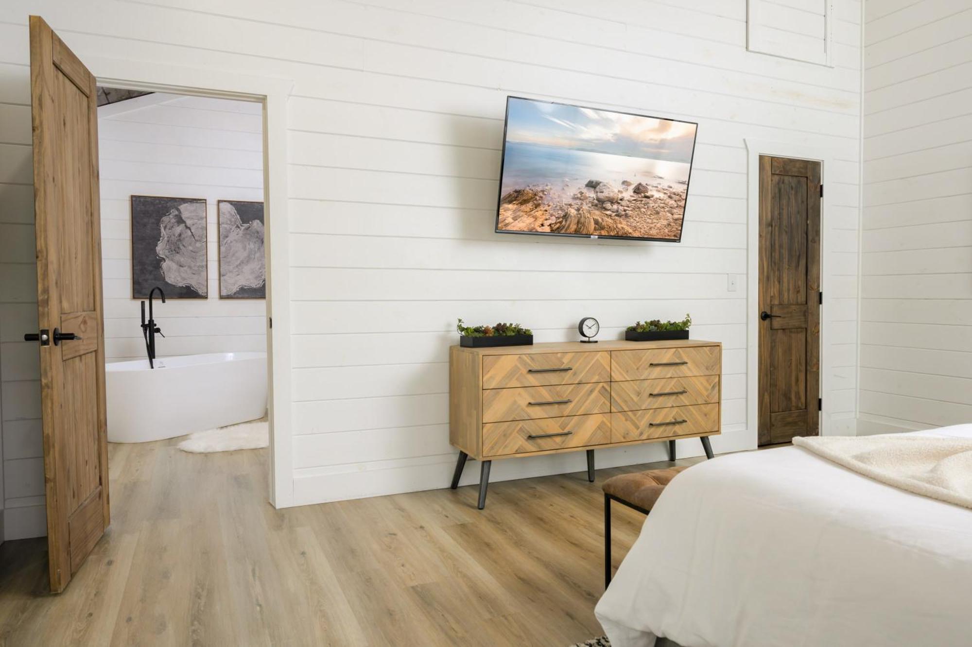 Сasa de vacaciones New Farmhouse-chic With Hot Tub & Firepit *