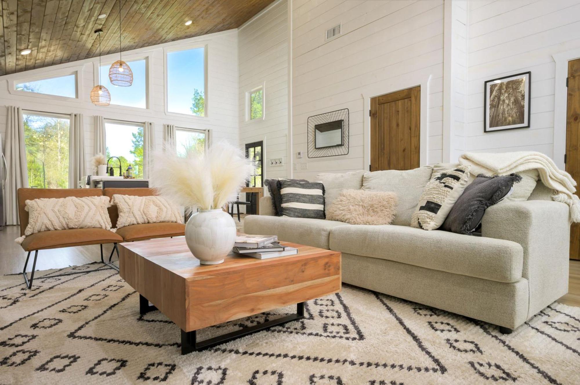 New Farmhouse-chic With Hot Tub & Firepit