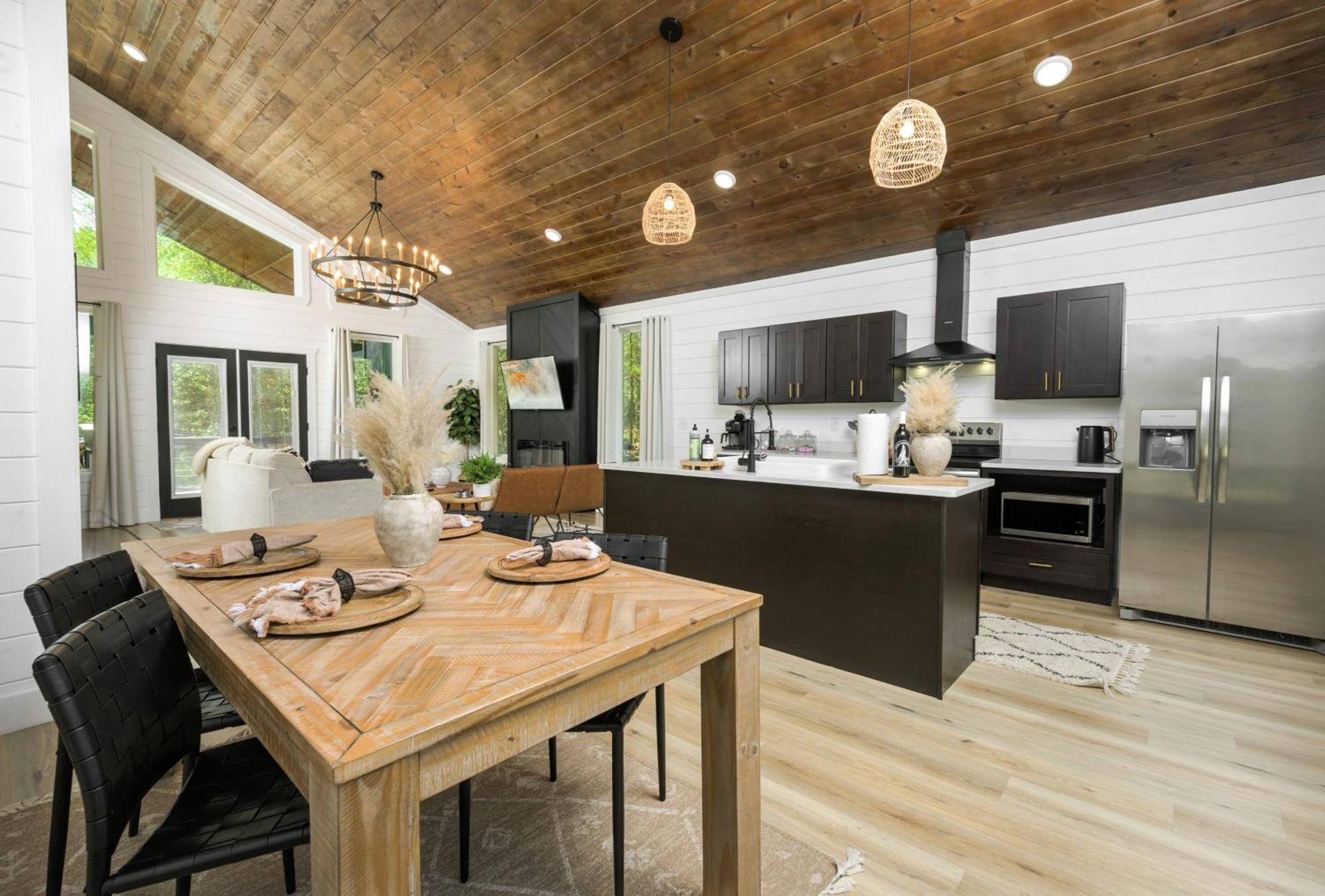 New Farmhouse-chic With Hot Tub & Firepit * Broken Bow