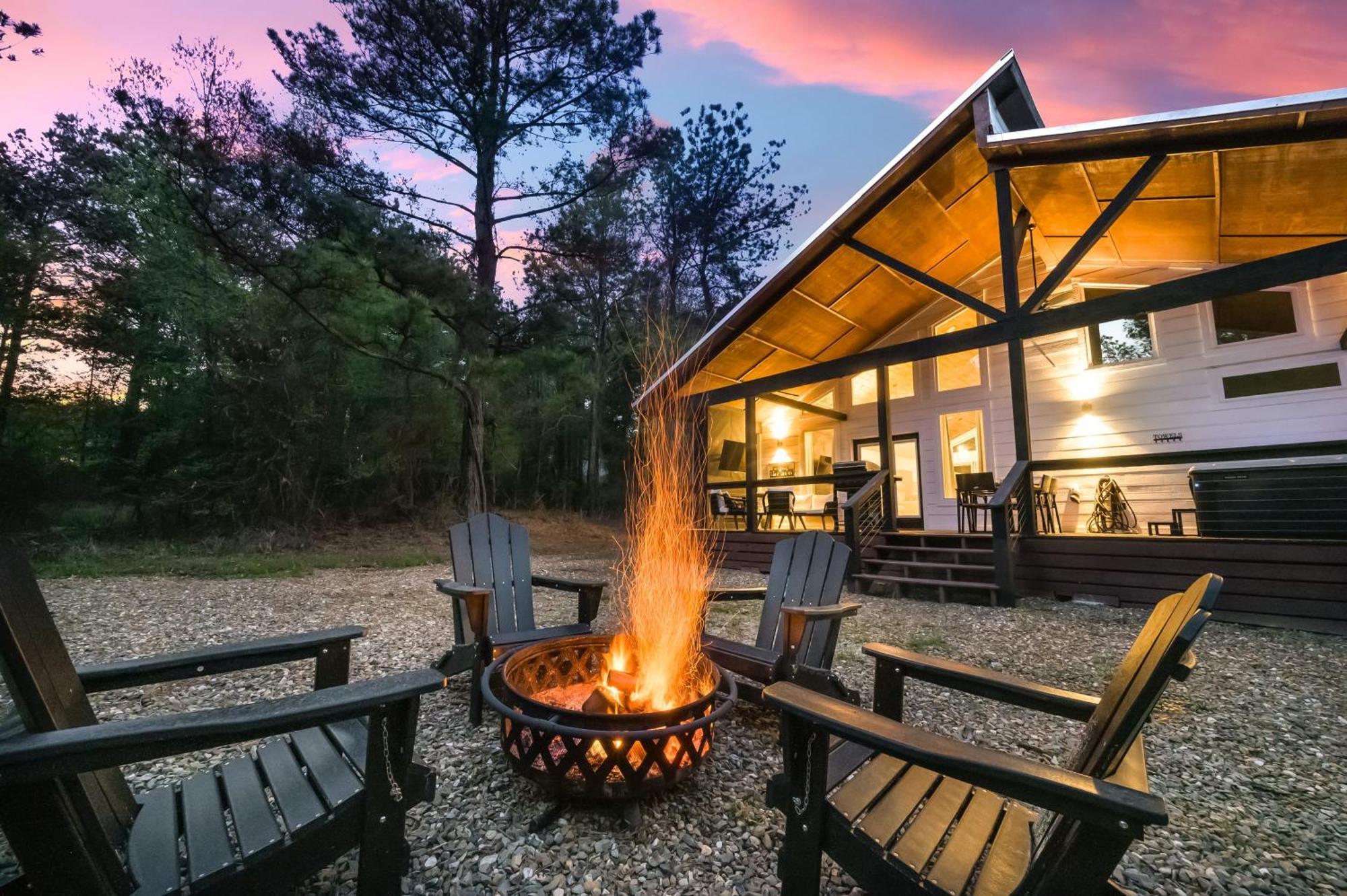 New Farmhouse-chic With Hot Tub & Firepit * Broken Bow